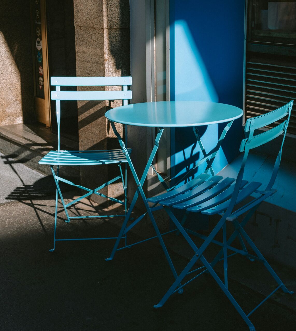 2025 Dış Mekân Sandalye Trendleri: AI Dekorasyon Akımı, Yeni Malzemeler ve Şık Balkon Fikirleri